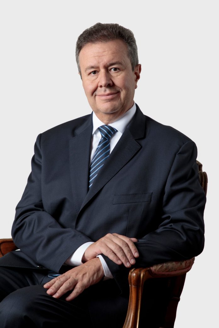 Pablo Bedoya, en nombre del BNB, recibe el primer lugar a los