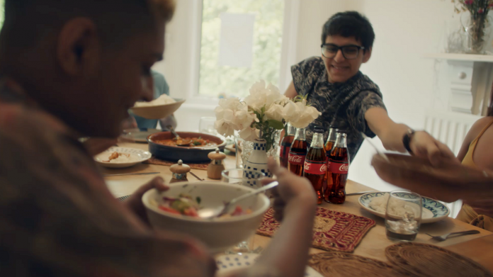 coca-cola-lanza-juntos-se-siente-mejor-campaña-celebra-union-personas