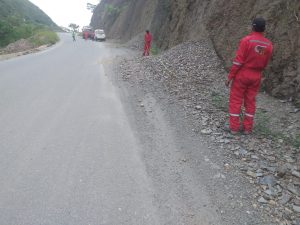 carretera-yungas-expedita-con-maquinaria-de-emergencia-en-feriado-navidad