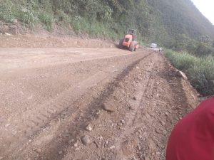 carretera-yungas-expedita-y-con-maquinaria-de-emergencia-en-feriado-navidad
