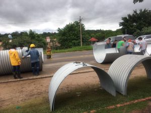 abc-direcciona-trafico-de-vehículos-carretera-antigua-santa-cruz-cochabamba-y-facilitar-reposicion-de-alcantarilla