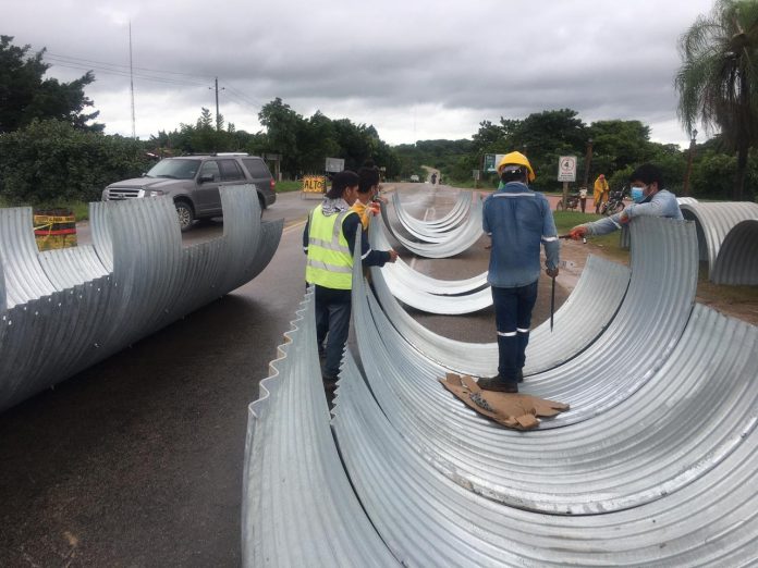 abc-direcciona-trafico-de-vehículos-pesados-carretera-antigua-santa-cruz-cochabamba-y-facilitar-reposicion-de-alcantarilla