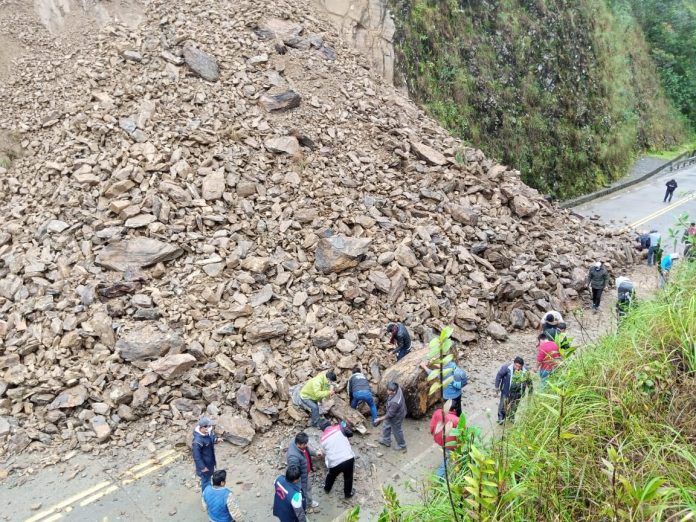 se-habilita-un-solo-carril-por-derrumbe-en-el-tramo-cotapata-santa-barbara