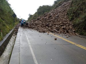 se-habilita-un-solo-carril-por-derrumbe-en-tramo-cotapata-santa-barbara