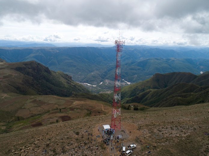 obras-publicas-firma-convenios-con-entel-para-instalar-internet-y-fibra-optica-en-chuquisaca