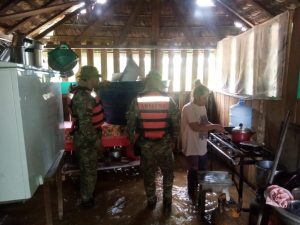 rescatan-a-familia-de-inundacion-en-cachuelita-bajo-por-desborde-del-rio-tahuamanu