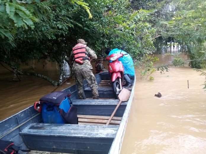 rescatan-a-familias-de-inundacion-en-cachuelita-bajo-por-desborde-del-rio-tahuamanu