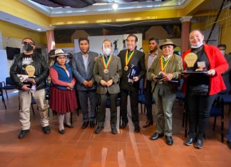 Maestr@s bolivianos reciben registro de propiedad intelectual de sus obras maestros-bolivianos-reciben-registro-de-propiedad-intelectural-de-sus-obras