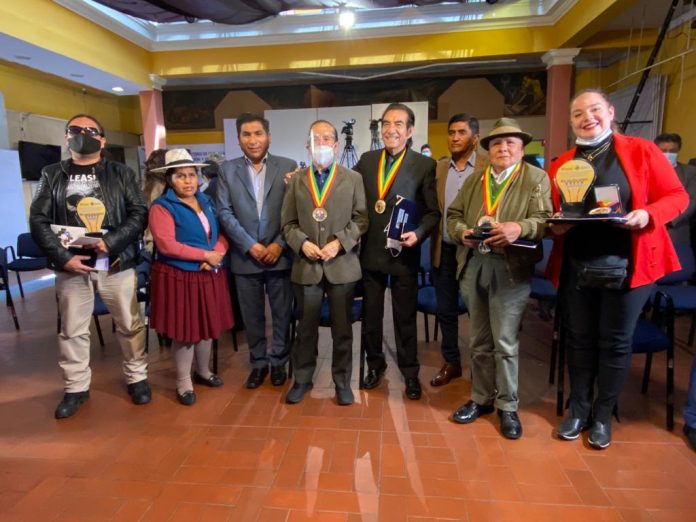 maestros-bolivianos-reciben-registro-de-propiedad-intelectural-de-sus-obras