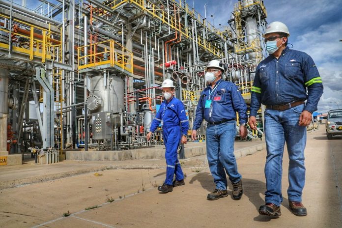 presidente-de-ypfb-inspecciona-la-refineria-gualberto-villarroel-en-cochabamba