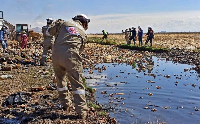 ypfb-dona-500-implementos-de-bioseguridad-para-la-limpieza-del-lago-uru-uru