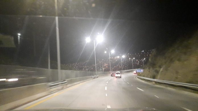 inicio-iluminacion-en-autopista-la-paz-el-alto