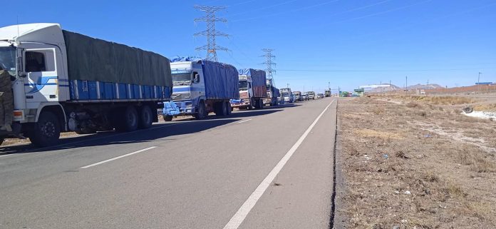 entregan-a-aduana-nacional-10-vehiculos-8-camiones-y-mercaderia-de-contrabando