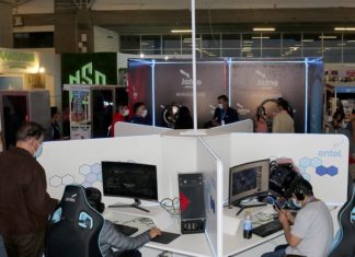 ENTEL cautiva al público en la Fipaz con estación Gamers, show de danza y tiktokers entel-isla-gamer-fipaz