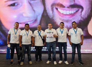 Fipaz premia a ENTEL en la categoría mejor stand entel-recibe-galardon-fipaz