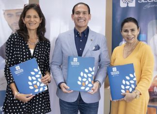 Nacional Seguros otorga 63 pólizas de seguro a jóvenes alteñas y cruceñas firma-del-convenio-nacional-vida
