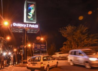 El enorme Galaxy Z Fold3 que gira en La Paz valla-galaxy-z-fold-3