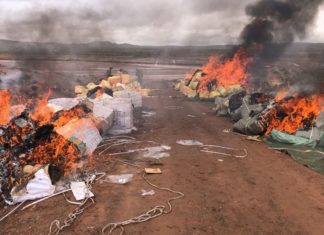 Incineran dos camiones con mercadería ilegal ante posibles enfrentamientos incineran-dos-camiones-