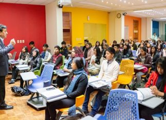 El BMSC cumple sueños de jóvenes bolivianos a través de becas universitarias clases-becarios-banco-mercantil-santa-cruz