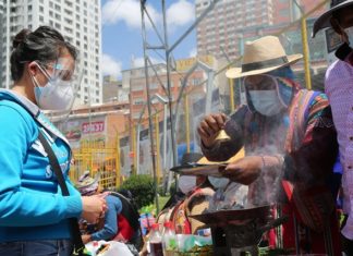 Cuatro puertas de ingreso a la Feria de la Alasita y tres de salida feria-ingreo-alasitas-