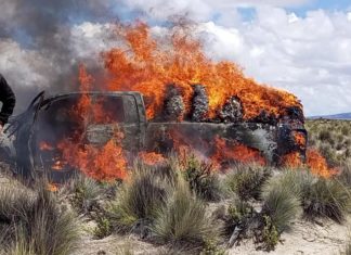 Defensa comisa vehículos e incinera una camioneta incineran-vehiculo y comiso-