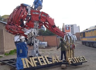 “Optimus Prime”, guardián celoso de la Estación de tren en Potosí optimus-prime-potosi