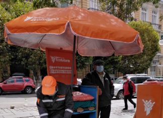 Ecofuturo apoya a lustradores de calzados de la Plaza Murillo en La Paz ecofuturo-apoyo-lustra-calzados