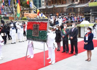 Alcalde Arias presentó ofrenda floral a los pies del monumento a Abaroa ofrenda-floral-arias