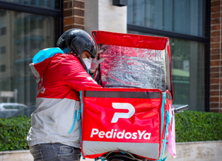 PedidosYa promovió un encuentro de fútbol tenis en el stand de Tigo Sports en la Expocruz 2022 pedidos-ya-empresas-sin-
