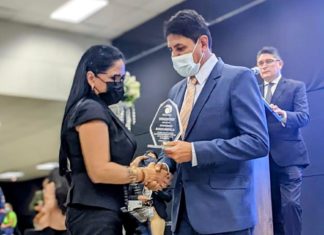 FEICOBOL 2022 BANCO UNIÓN RECIBE DOS RECONOCIMIENTOS POR MEJOR IMAGEN CORPORATIVA Y MEJOR PRODUCTO DEL SECTOR SERVICIOS banco-union-galardon