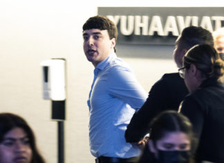 Un joven interrumpe a Luis Almagro en la Cumbre de las Américas y lo llama «asesino» joven-llama-asesino