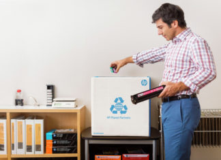 Reciclaje: Más de 13 millones de cartuchos desviados de vertederos en América Latina Business Man Recycling in HP Planet Partners Recycle Box