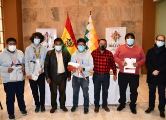 Otorgan pasajes aéreos a estudiantes olimpistas de Matemática e Informática que representarán a Bolivia en Chile e Indonesia ESTUDIANTES