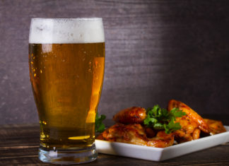 ¿Chela? ¿Birra?¿Fría?: PedidosYa presenta “Las mil y una formas de decirle a la cerveza en Latinoamérica” Glass,Of,Beer,And,Chicken,Wings,On,Dark,Wooden,Background