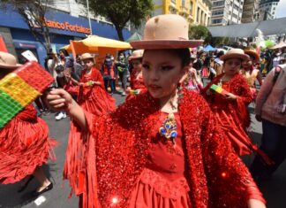 En una minientrada, cientos de niños reivindicaron la Morenada mini-entrada-morenada-
