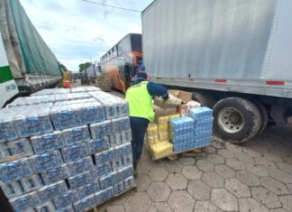 Hallan siete vehículos con 140 toneladas de mercancía ilegal en Santa Cruz hallazgo-aduana-