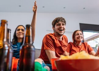 “Alimentémonos de Fútbol”: la campaña mundialista de PedidosYa Friends,Hugging,After,The,Victory,Of,Their,Sports,Team,Broadcast