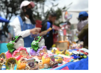 Con una ch’alla empezó la feria de la miniatura que se prolongará hasta el 5 de marzo alasita-feria-