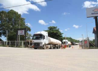 YPFB incrementa de dos a tres millones de litros de combustibles diarios para Santa Cruz YPFB
