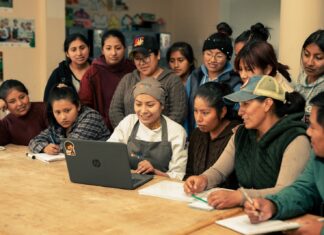 Conexiónlab ofrece becas completas para capacitar a jóvenes en habilidades digitales becas-conexio-lab