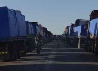 Bolivia desvía carga de exportación a Chile por conflictos en Perú camiones-parados-