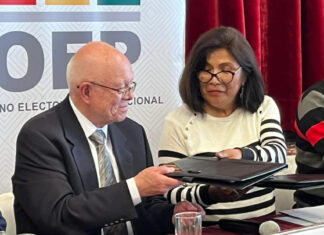 El TSE suscribe dos convenios marco con representantes de la Coordinadora de la Mujer y Acobol Firma_TSE_coorddelamujer-