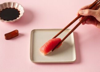 PedidosYa comparte cinco consejos para convertirte en un experto del Sushi From,Above,Of,Crop,Anonymous,Hand,Taking,Delicious,Sushi,With