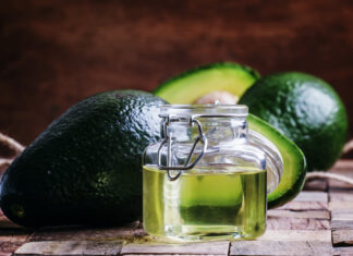 Gobierno invierte $us 3.700 millones para emplazar 135 plantas industriales Avocado oil, old wooden background, selective focus