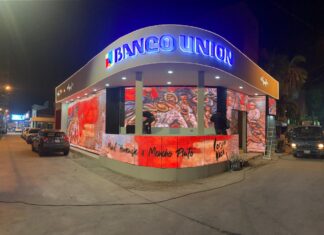 BANCO UNIÓN CELEBRA EL ANIVERSARIO DE SANTA CRUZ CON UN STAND BRANDEADO “MURALES VIVOS” DE LORGIO VACA banco-union-stand-acuedos-