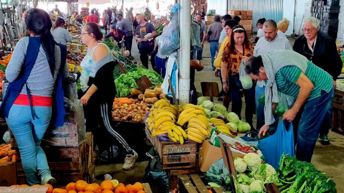 argentinos-cruzan-mercados-bolivianos-ante-devaluacion