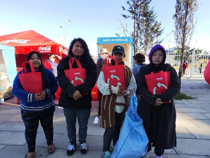 mes-reciclaje-fundacion-coca-cola-bolivia-intercambio-botellas-plasticas-por-retornables-