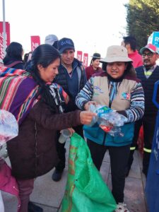 mes-reciclaje-fundacion-coca-cola-bolivia-intercambio-botellas-plasticas-retornables