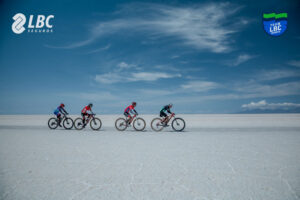 la-aventura-salar-uyuni-desafiio-ciclista-impulsando-lbc-seguros