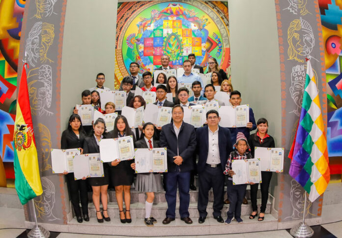 presidente-luis-arce-comienza-pago-incentivo-bachiller-destacado-